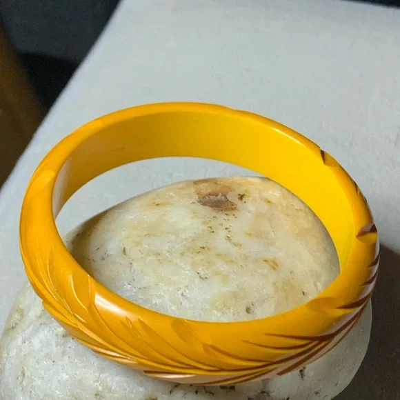 Vintage Butterscotch Bakelite Bangle Bracelet - Picture 4 of 4